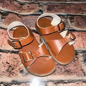 Toddler girls leather sandals.